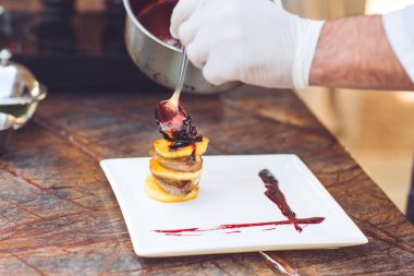 Beyaz tabakta closeup kaz ciğeri yemek dekorasyon Şef