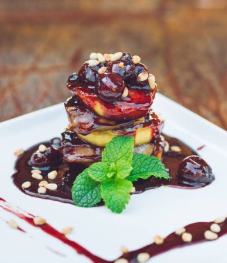 Kaz ciğeri çanak beyaz tabak