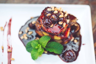 Kaz ciğeri çanak beyaz tabak