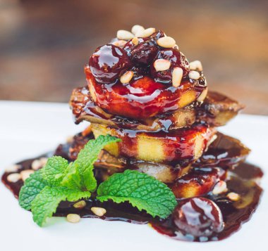 Kaz ciğeri çanak beyaz tabak