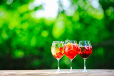 Yaz kokteyli. Yeşil arka planda meyve kokteyli. Narenciye, çilek, çilek, yaban mersini nane buz