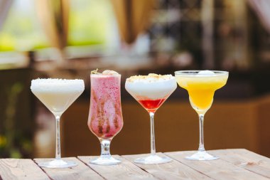 Arka plan bulanık farklı alkol kokteyller