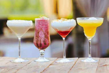 Arka plan bulanık farklı alkol kokteyller