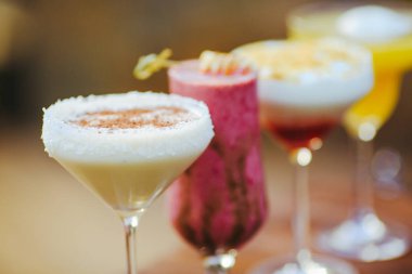 Arka plan bulanık farklı alkol kokteyller