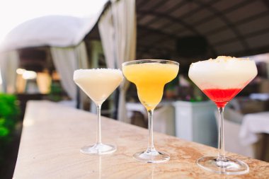 Restoranın arka plan bulanık farklı kokteyller