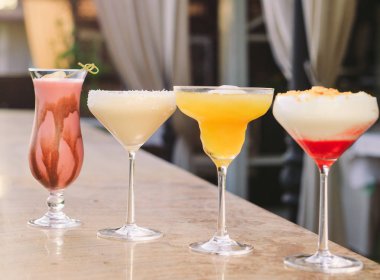 Restoranın arka plan bulanık farklı kokteyller