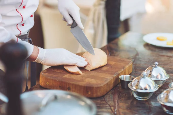 Kocken Skärande Gås Lever Träskiva Restaurang — Stockfoto