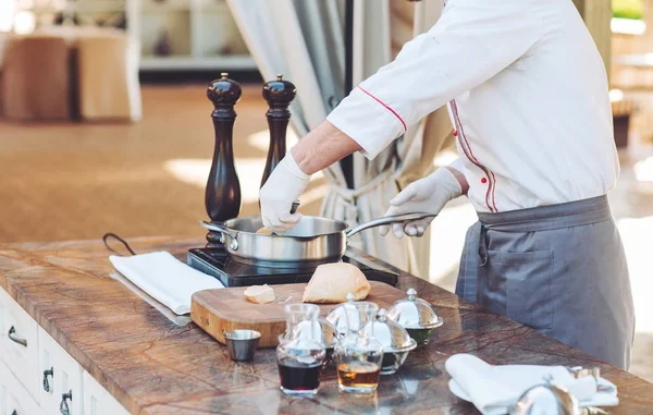 Primo Piano Chef Preparare Fegato Oca Nel Ristorante — Foto Stock