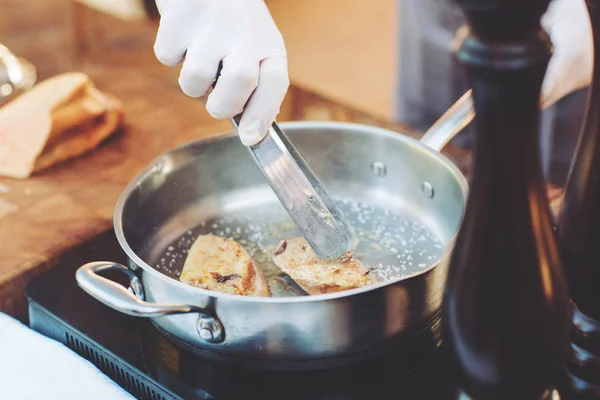 Närbild Kocken Förbereder Gåslever Restaurang — Stockfoto