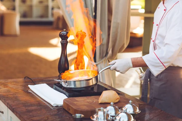 Närbild Kocken Förbereder Gåslever Skålen Restaurang — Stockfoto