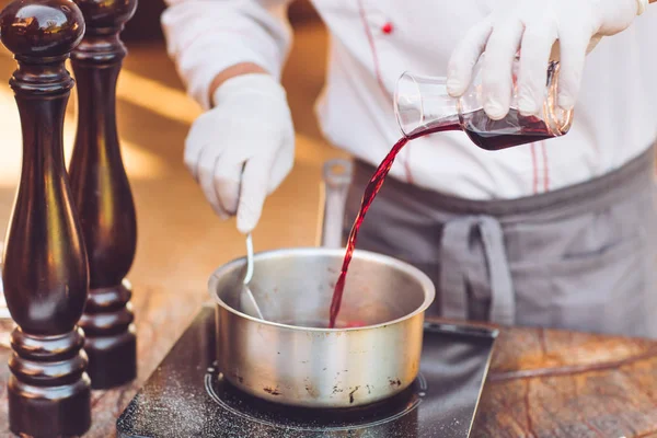 Närbild Kocken Förbereder Gåslever Skålen Restaurang — Stockfoto