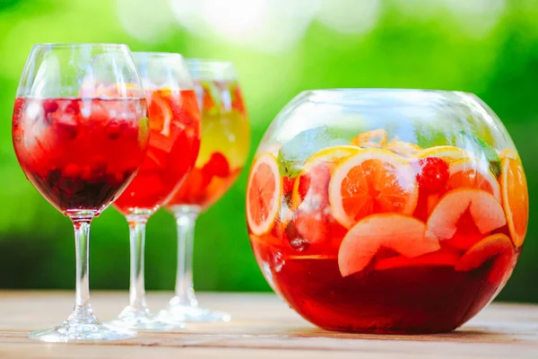 Sommar Cocktail Frukt Cocktail Grön Bakgrund Citrus Frukter Bär Jordgubbar — Stockfoto