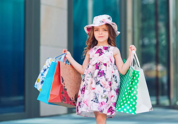 Aranyos Kislány Vásárlás Portréja Egy Gyerek Bevásárló Szatyrok Vásárlás Lány — Stock Fotó