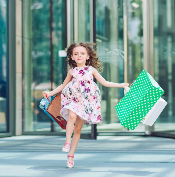 Söt Liten Flicka Shopping Porträtt Unge Med Shoppingkassar Shopping Flicka — Stockfoto