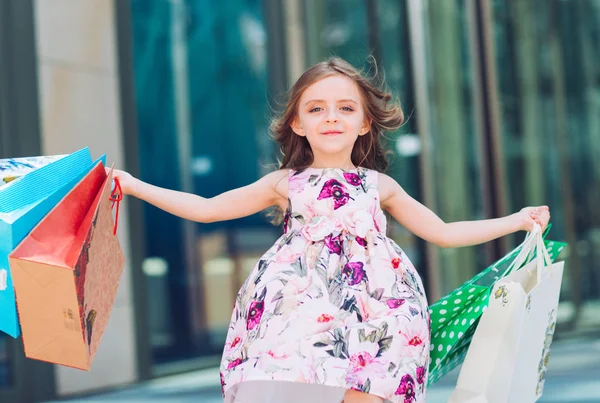 Jolie Petite Fille Shopping Portrait Enfant Avec Des Sacs Provisions — Photo