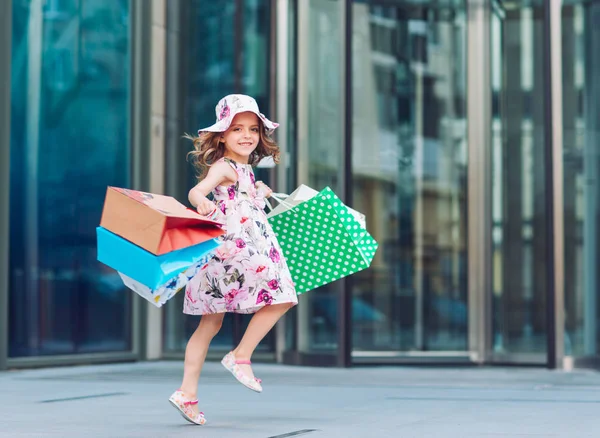 Χαριτωμένο Μικρό Κορίτσι Για Ψώνια Πορτρέτο Του Ένα Παιδί Τσάντες — Φωτογραφία Αρχείου