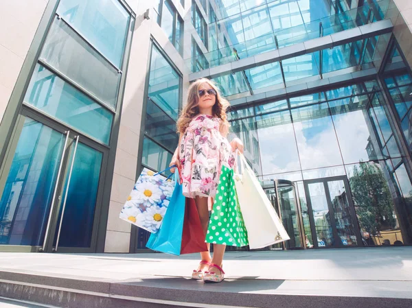 쇼핑에 귀여운 쇼핑백과 아이의 초상화입니다 — 스톡 사진