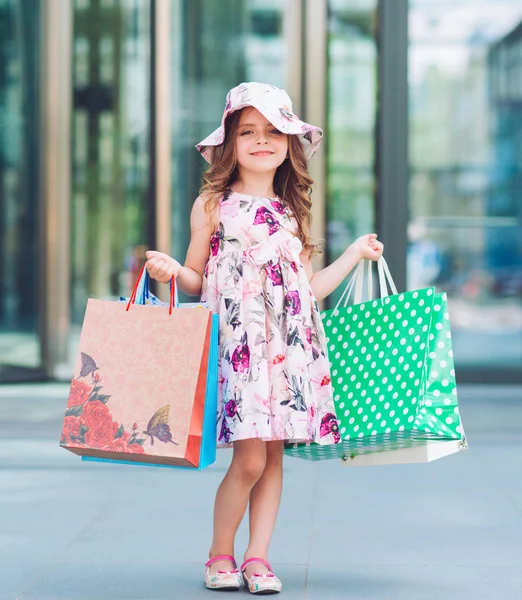쇼핑에 귀여운 쇼핑백과 아이의 초상화입니다 — 스톡 사진