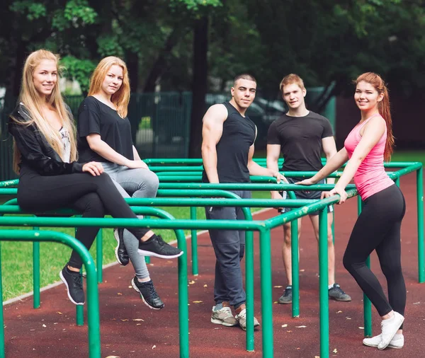 Les Jeunes Reposent Après Une Séance Entraînement Sur Terrain Sport — Photo