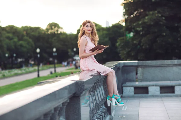 Young Girl Reading Book Park — Stock Photo, Image