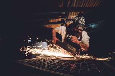 Alt kullanarak açı değirmeni fabrika ve kıvılcım atma