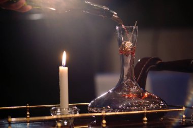 sommelier şarap sürahi dökme