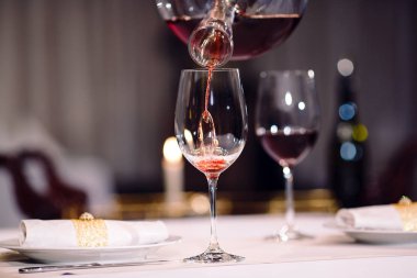 sommelier şarap sürahi dökme