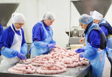 Kasaplar et fabrikasında sosis işliyor..