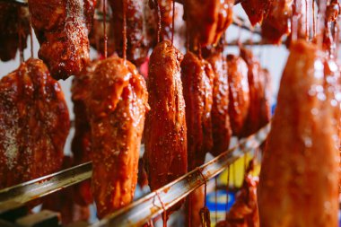 Fırında jambon füme. Sosis üretim fabrikası.