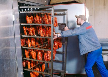 Fırında jambon füme. Sosis üretim fabrikası.