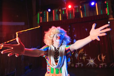 Sirk arenasında bir palyaço portresi.