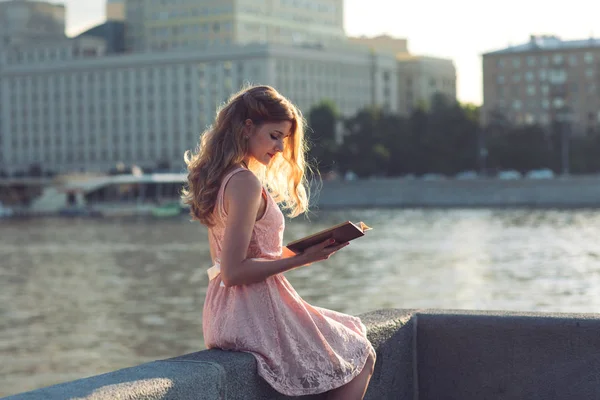 Ein Junges Mädchen Liest Ein Buch Ufer Des Flusses — Stockfoto