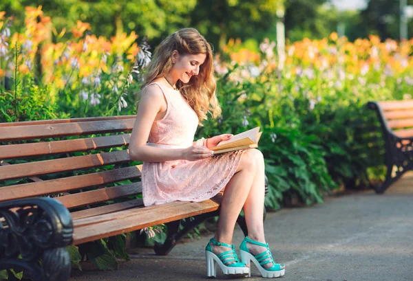 Young Girl Reading Book Sitting Bench Sunset — Stock Photo, Image
