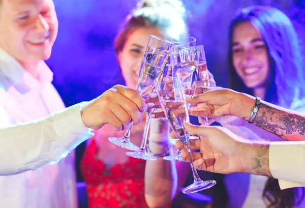 Amigos Con Bebidas Alcohólicas Una Fiesta — Foto de Stock