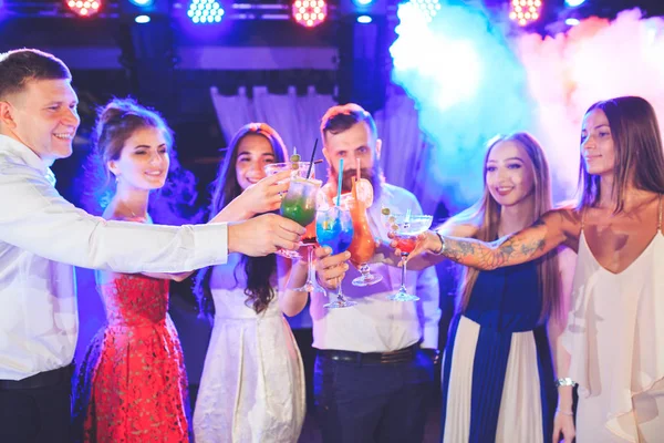 Amigos Con Bebidas Cócteles Una Fiesta — Foto de Stock