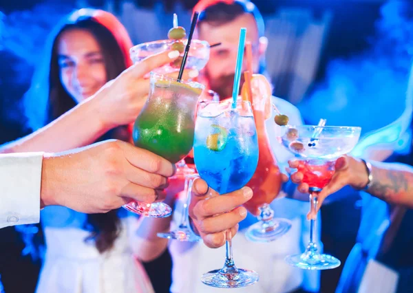 Vänner Med Cocktails Drinkar Fest — Stockfoto