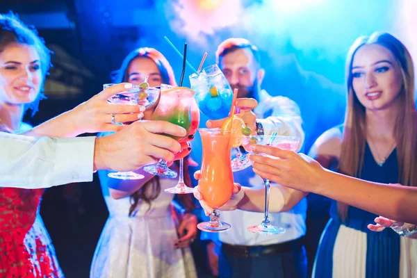 Vrienden Met Cocktails Drankjes Een Feestje — Stockfoto