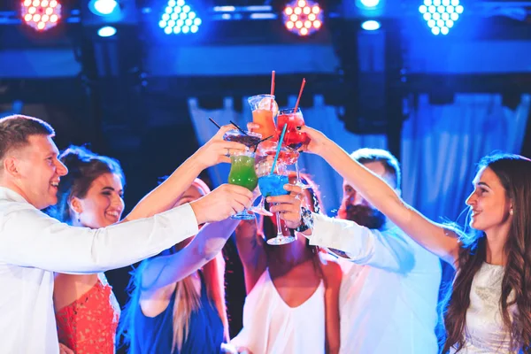 Amigos Con Bebidas Cócteles Una Fiesta — Foto de Stock