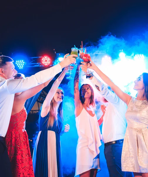 Amigos Con Bebidas Cócteles Una Fiesta — Foto de Stock