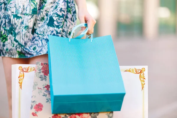 Primer Plano Niña Sosteniendo Bolsas Compras Calle —  Fotos de Stock