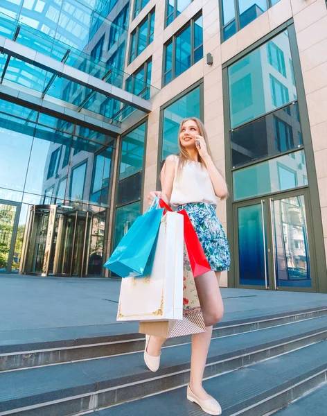 Lifestyleporträt Junges Blondes Mädchen Mit Einkaufstüten Die Aus Dem Geschäft — Stockfoto