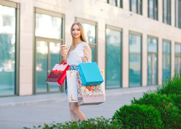 Livsstil Porträtt Ung Blond Flicka Med Shoppingkassar Från Butiken — Stockfoto