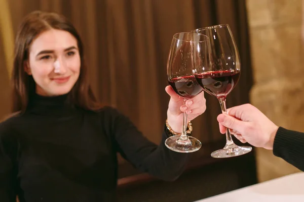 Vackra Unga Par Med Glas Rött Vin Lyx Restaurang — Stockfoto