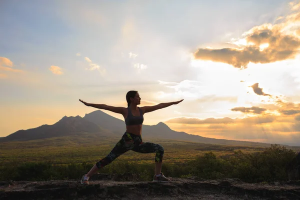 Silueta Mujer Joven Practicando Yoga Pilates Atardecer Amanecer Una Hermosa — Foto de Stock