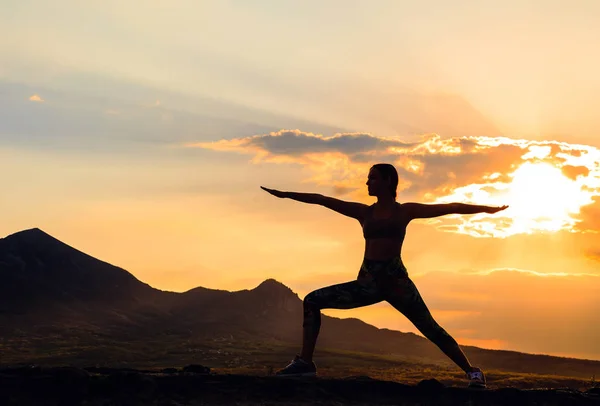 Silueta Mujer Joven Practicando Yoga Pilates Atardecer Amanecer Una Hermosa — Foto de Stock
