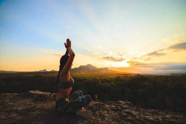 Ung Kvinna Tränar Yoga Eller Pilates Solnedgång Eller Soluppgång Vackert — Stockfoto