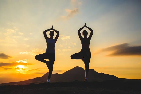 Silueta Mujeres Jóvenes Que Practican Yoga Pilates Atardecer Amanecer Una — Foto de Stock
