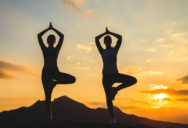 Silueta Mujeres Jóvenes Que Practican Yoga Pilates Atardecer Amanecer Una — Foto de Stock