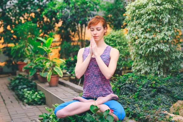 Retrato Una Hermosa Joven Practicando Yoga Interiores Calma Relax Felicidad — Foto de Stock