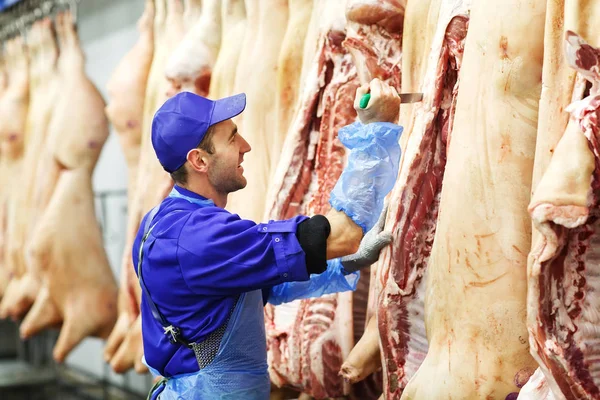 Butcher Cutting Pork Meat Manufacturing — Stock Photo, Image